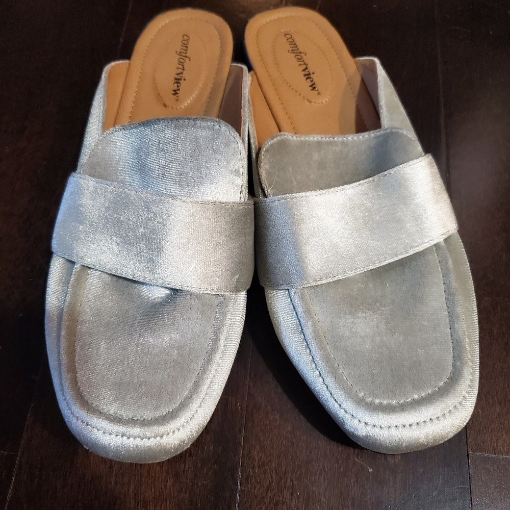 Silver velvet comfortview miles size 8